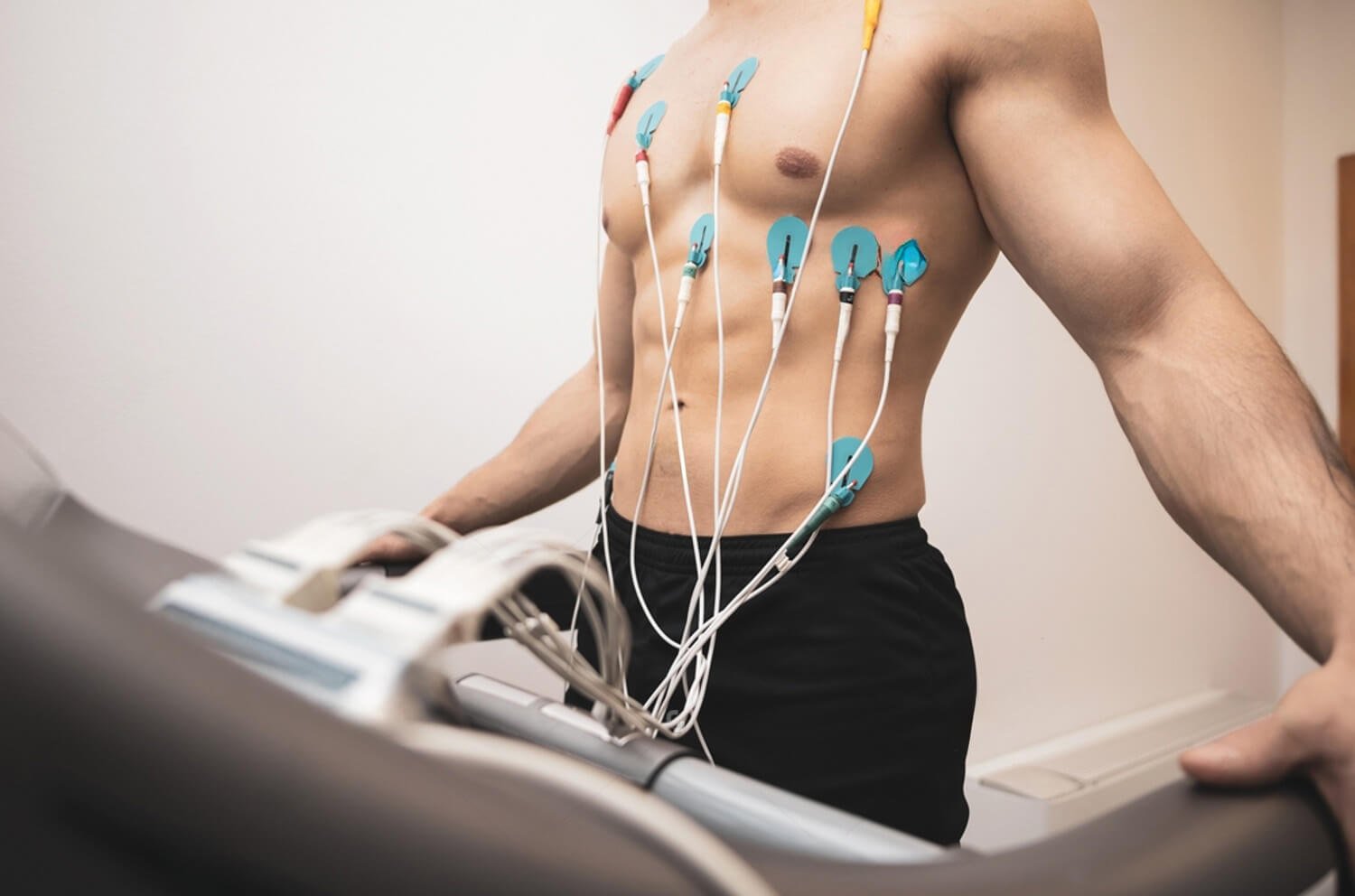 Electrodos en el pecho de un paciente durante una prueba de esfuerzo en banda