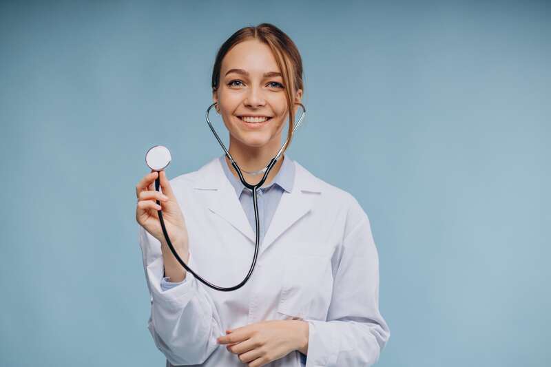 cardiologo electrofisiologo en proceso de tratar un paciente