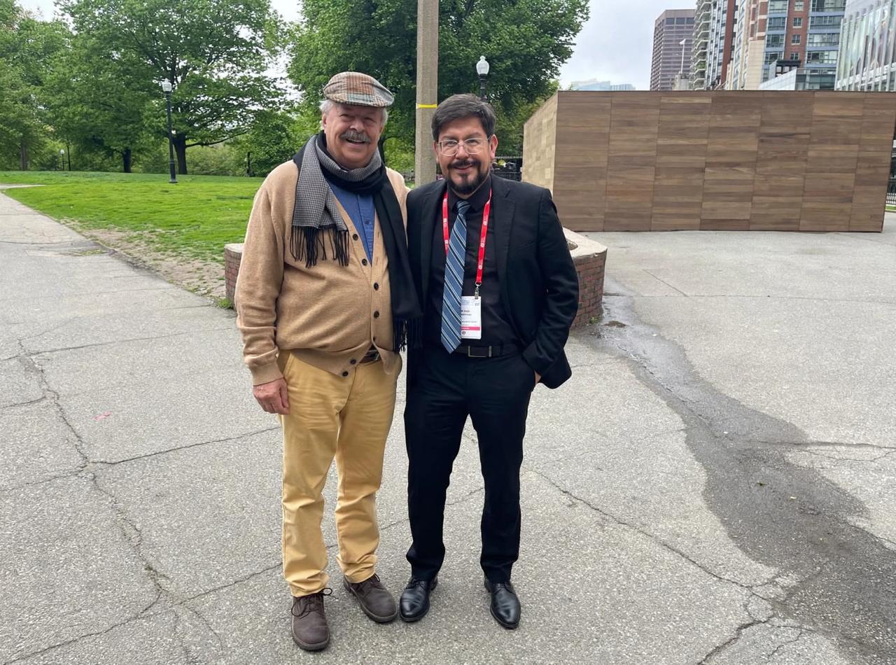 El Dr. Luis Molina, maestro del Dr. Nicolás Reyes Reyes y fundador de la Unidad de Electrofisiología Clínica del Hospital General de México, junto a su discípulo.