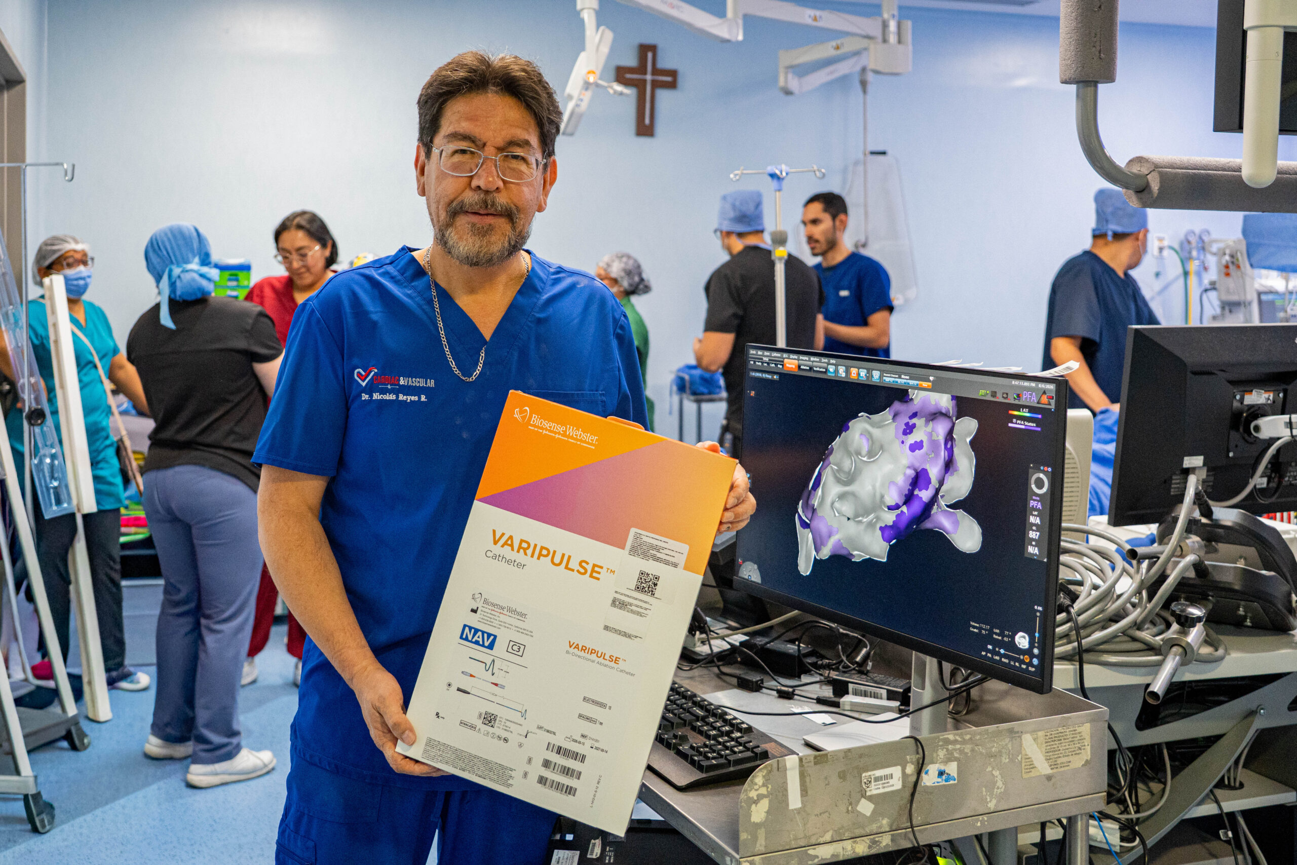 Dr. Nicolás Reyes Reyes con el catéter VARIPULSE de ablación por campo pulsado en sala de electrofisiología, C&V Center