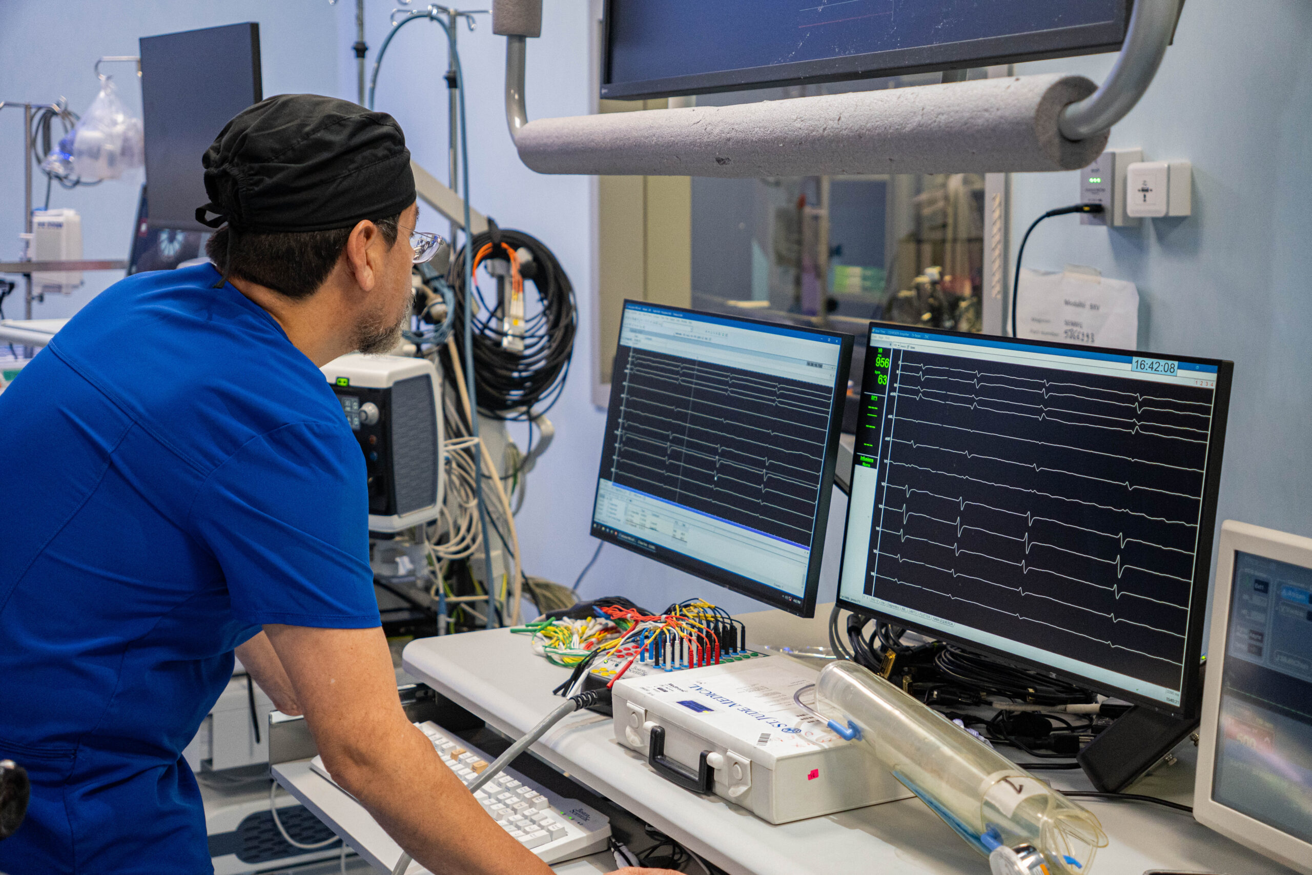 Dr. Nicolás Reyes Reyes revisando trazos electrofisiológicos en tiempo real durante un procedimiento de ablación en C&V Center
