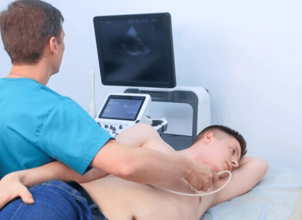 Ecocardiograma: el especialista explora el corazón del paciente con ultrasonido