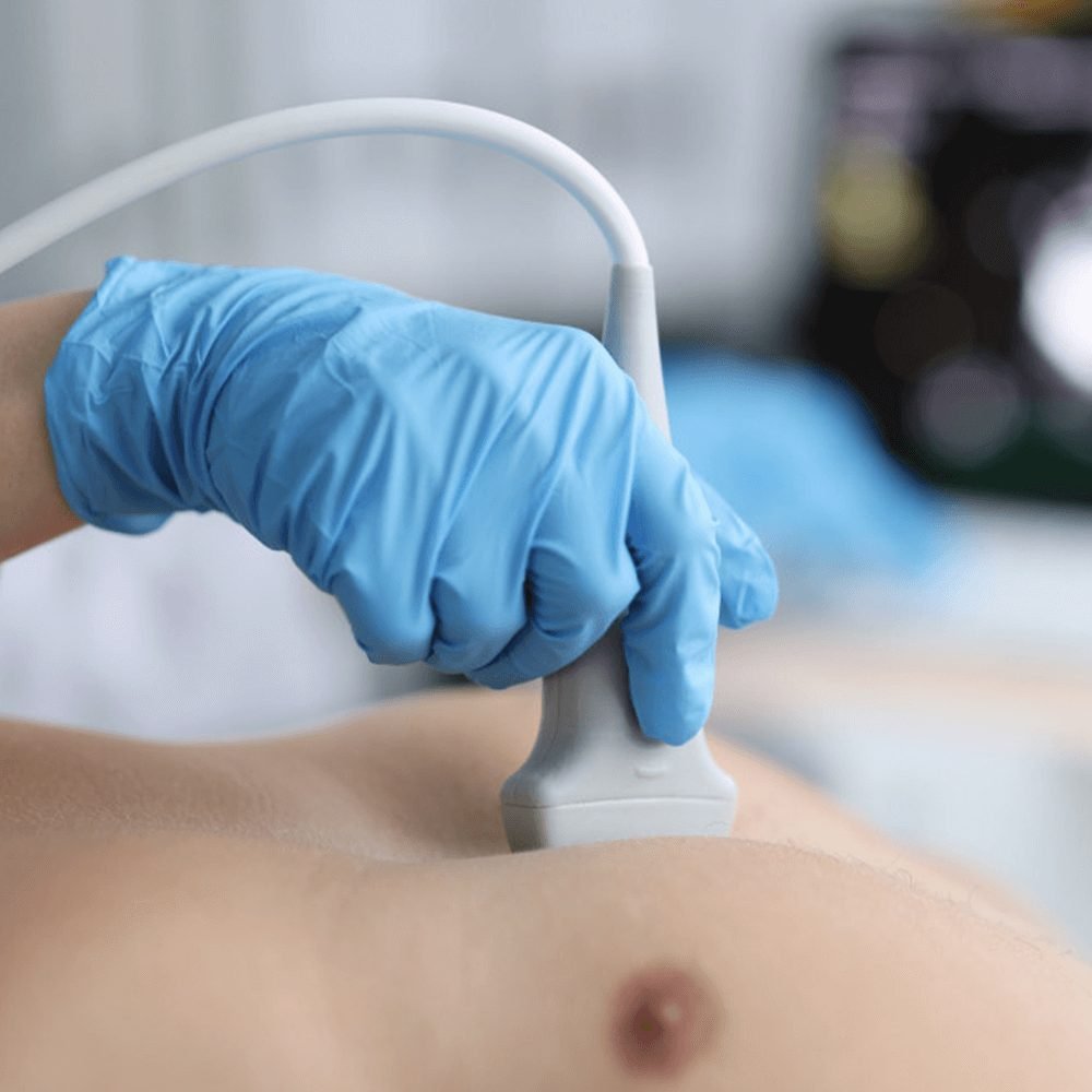 Transductor de ultrasonido sobre el pecho del paciente durante un ecocardiograma Transductor de ultrasonido sobre el pecho del paciente durante un ecocardiograma transtorácico