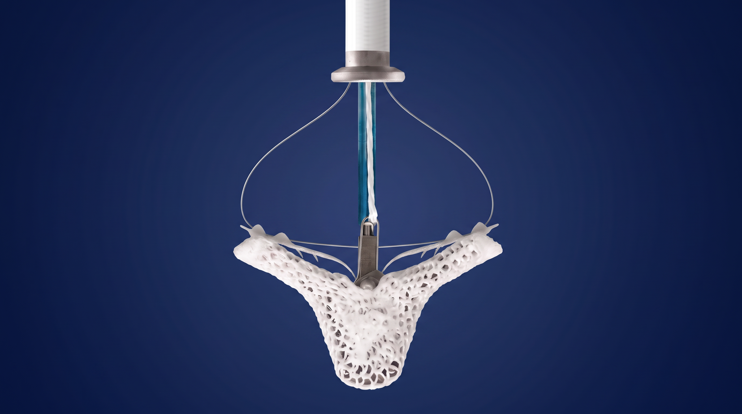 MitraClip, dispositivo para reparar la válvula mitral Dispositivo MitraClip con su catéter de colocación sobre fondo azul marino