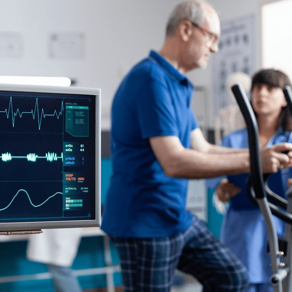 Paciente haciendo ejercicio supervisado con monitoreo cardiaco durante su rehabilitación
