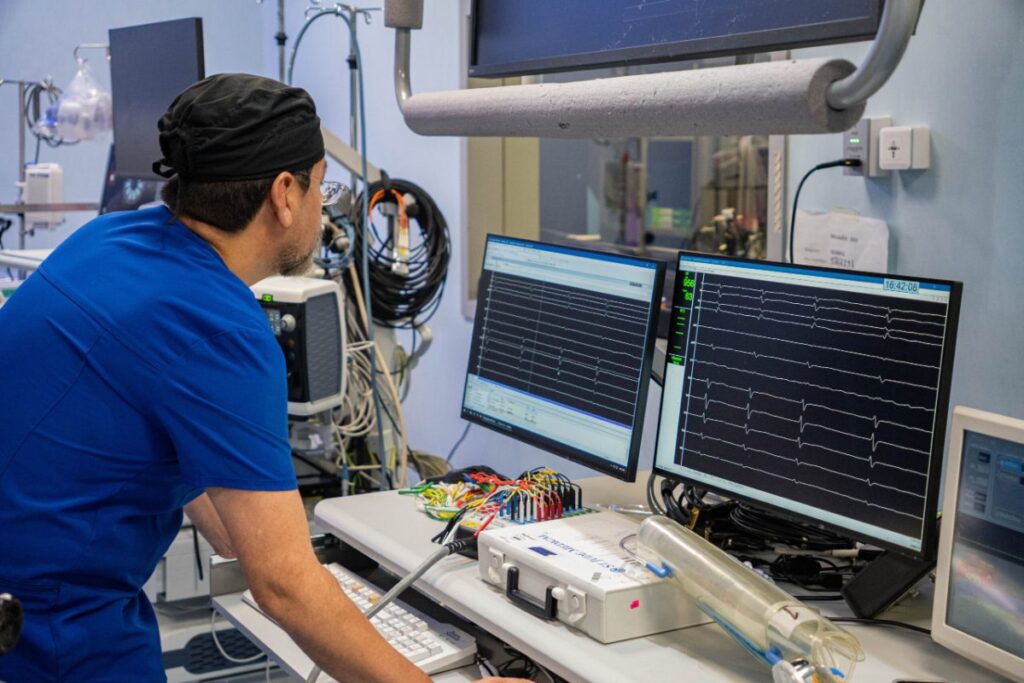 Especialista en la consola de registro de la sala de electrofisiología
