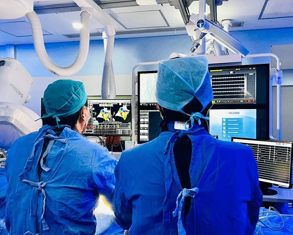 Especialistas en la sala de electrofisiología durante un procedimiento